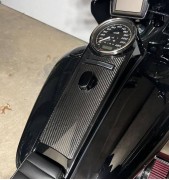 ВСТАВКА для Harley Road King ‘09-‘24 C ВЫРЕЗОМ ПОД ЗАЖИГАНИЕ